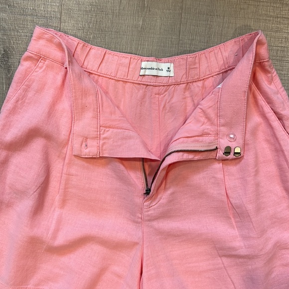 Abercrombie and Fitch linen pleated shorts - Picture 3 of 5